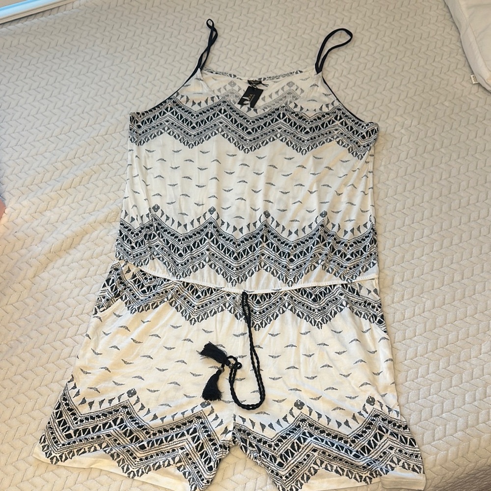 Black and White Patterned Romper - Picture 2 of 4